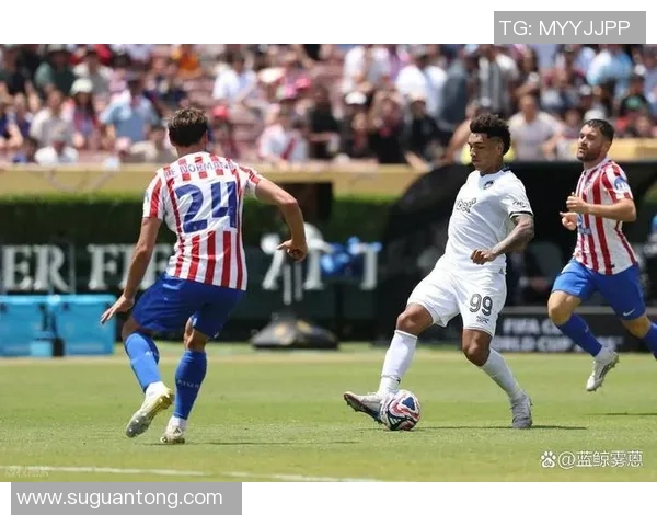 偶然自拍竟然捕捉到足球明星的精彩瞬间令人惊喜不已